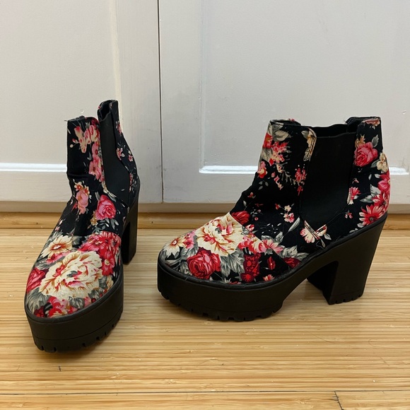 Flower Pattern Boots - Picture 2 of 6